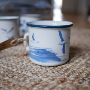 Illustration de bord de mer sur tasse artisanale en céramique