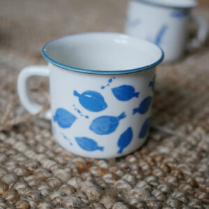 Tasse en céramique représentant des soles, banc de poissons
