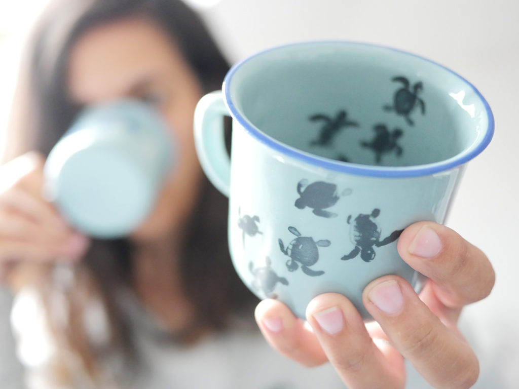 Tasse bébés tortues en céramique illustration marine