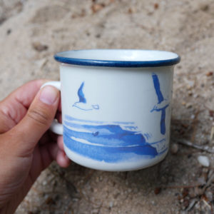 Tasses mouettes et surfeur