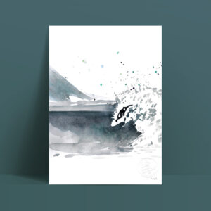 Top turn aux Iles Lofoten, surfeuse de froid
