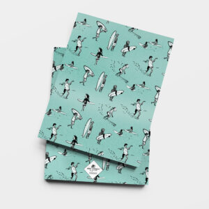 Carnet de note avec couverture de différents surfeurs en longboard, débutant, professionnel, au peak en attendant la vague