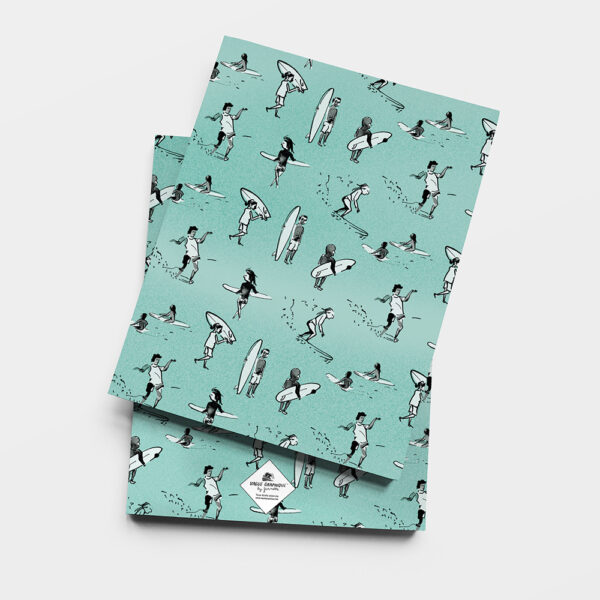 Carnet de note avec couverture de différents surfeurs en longboard, débutant, professionnel, au peak en attendant la vague
